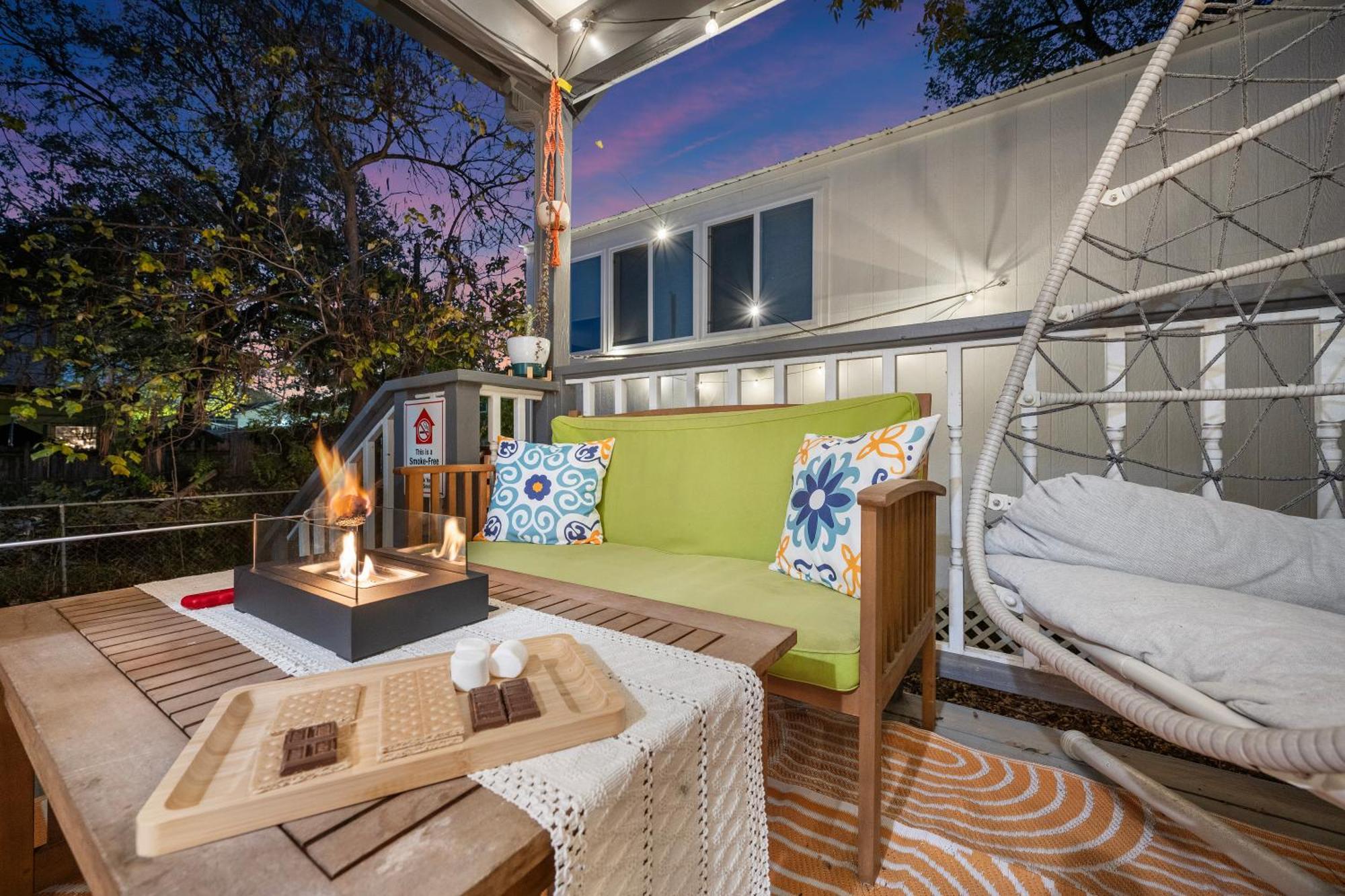 Stylish, Artsy Bungalow Central Eastside Austin Exterior foto